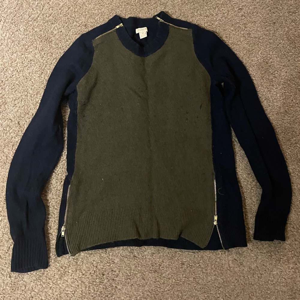 Olive and navy color lock sweater with zipper accents